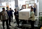 Kapolresta-Banyuwangi-Serahkan-Korban-KMP-Tunu-Pratama-Jaya-Asal-Malaysia-kepada-Keluarga-untuk-Dimakamkan