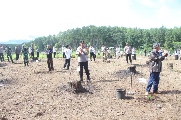 Polres Bondowoso Turut Tanam 1.000 Pohon Gerakan Sedekah Oksigen HPN 2026