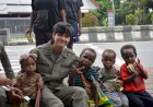 Dukung-Tumbuh-Kembang-Anak-Papua,-Personel-Ops-Damai-Cartenz-2025-Berbagi-Susu-Kotak-di-Mimika