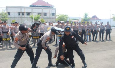 Tingkatkan-Kemampuan-Personel-Jelang-Pemilu-2024,-Polres-Sumenep-Gelar-Latihan-Dalmas