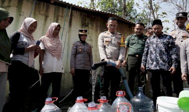 Polisi-dan-TNI-Datang-Saat-Kemarau-Panjang-Warga-Desa-Krebet-di-Ponorogo-Riang