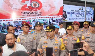 Polisi-Salurkan-Bantuan-Air-Bersih-ke-Tiga-Kecamatan-di-Tulungagung
