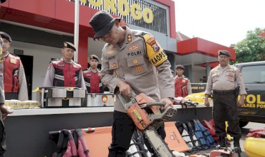 Antisipasi-Bencana-Hidrometeorologi,-Kapolres-Ponorogo-Cek-Kesiapan-Peralatan-SAR