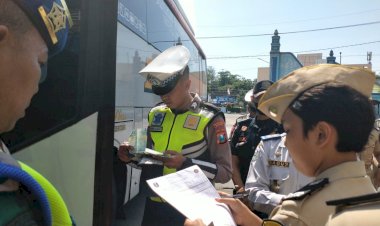 Jelang-Nataru,-Polres-Magetan-Bersama-Dishub-Lakukan-Ramp-Check-Angkutan-Transportasi