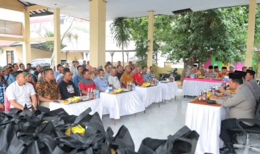 Polres-Mojokerto-Peduli,-Berbagi-Sembako-di-Jum'at-Curhat