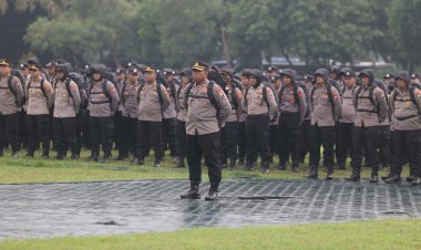 Kapolda-Jatim-Berangkatkan-1.013-Personel-Amankan-Pemilu-2024