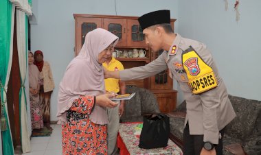 Kapolres-Jember-Serahkan-Santunan-untuk-Keluarga-Anggota-KPPS-yang-Meninggal