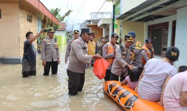 Polisi-Distribusikan-Ribuan-Nasi-Bungkus-Untuk-Warga-di-Bojonegoro-Saat-Banjir-Belum-Surut