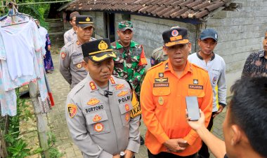 Pasca-Gempa-Polres-Tuban-bersama-BPBD-Beri-Bantuan-Warga-Terdampak
