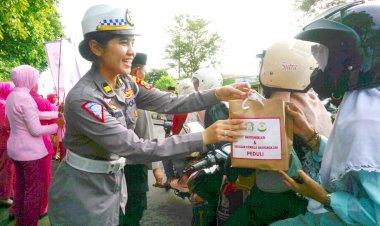 Ramadhan-Berkah-Polres-Bangkalan-dan-Bhayangkari-Berbagi-Takjil