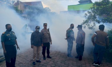 Cegah-DBD-Polisi-Dampingi-Dinkes-Tulungagung-Lakukan-Fogging