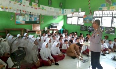 Peringati-Hardiknas,-Anggota-Sat-Binmas-Polresta-Sidoarjo-Edukasi-Pelajar