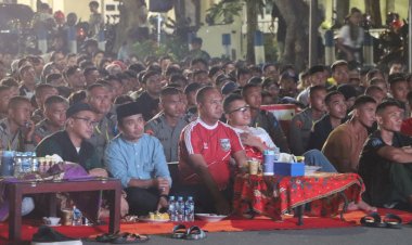 Kapolres-Pasuruan-Kota-Titip-Pesan-Pilkada-Damai-Saat-Nobar-Indonesia-Vs-Filipina