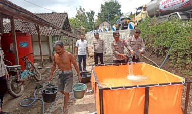 Polisi-Droping-Air-Bersih-untuk-Warga-Pulung-Ponorogo