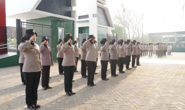 Peringati-Hari-Jadi-ke-–-76-Polwan-Polres-Ponorogo-Gelar-Ziarah-ke-Makam-Pahlawan