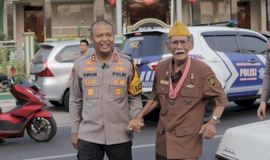 Hari-Juang-Polri-ke-79,-Kapolres-Mojokerto-Beri-Kado-Special-Veteran-Polisi-Istimewa-yang-Berusia-102-Tahun