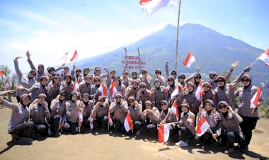 Hari-Jadi-ke-76,-Polwan-Polres-Madiun-Kibarkan-Merah-Putih-dan-Bendera-Polwan-di-Puncak-Bukit-Mongkrang