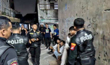 Polisi-dan-Warga-Amankan-Lima-Orang-Anggota-Gengster-di-Pasar-Kembang-Surabaya