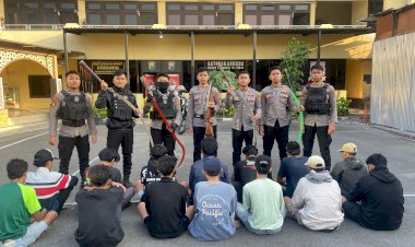 Harkamtibmas-Polres-Pelabuhan-Tanjungperak-Amankan-14-Anggota-Komplotan-Gangster-di-Tambak-Wedi