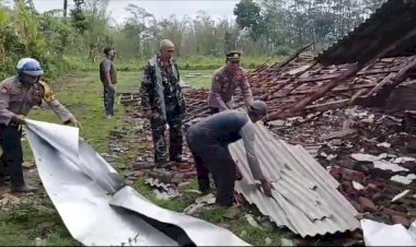 Gercep,-Polisi-dan-TNI-Bantu-Tangani-Dampak-Angin-Puting-Beliung-di-Bondowoso