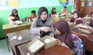 Sukseskan-Asta-Cita,-Polres-Probolinggo-Berbagi-Makanan-Bergizi-Untuk-Pelajar-Sekolah-Dasar