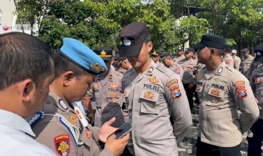 Antisipasi-Penyalahgunaan-Alat-Komunikasi,-Propam-Polresta-Sidoarjo-Periksa-HP-Anggota