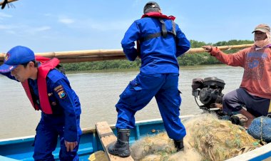 Polsek-Balongbendo-Serahkan-Pupuk-untuk-Tanaman-Jagung-ke-Masyarakat