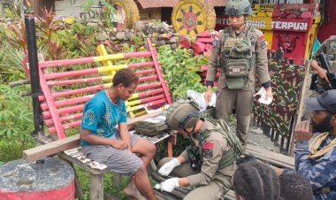 Tim-Medis-Satgas-Ops-Damai-Cartenz-Berikan-Pelayanan-Kesehatan-bagi-Warga-Puncak-Jaya