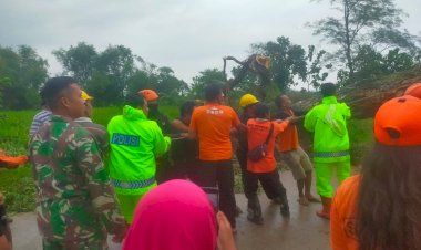 Sinergitas-Polres-Ngawi-bersama-TNI-Gotong-Royong-Tangani-Bencana-Hidrometeorologi
