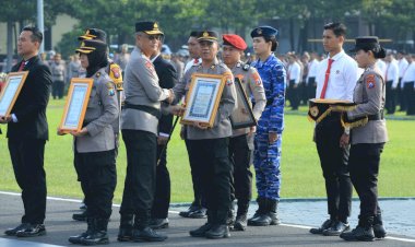 Kapolda-Jatim-Beri-Penghargaan-untuk-366-Anggota-dan-Masyarakat-Berprestasi