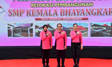 Ny.-Juliati-Sigit-Prabowo-Lakukan-Peletakan-Batu-Pertama-Pembangunan-SMK-Kemala-Bhayangkari,-Tanda-Komitmen-Pendidikan