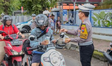 Polres-Jember-Himbau-Masyarakat-Tertib-Lalu-Lintas-di-Bulan-Ramadhan-Dengan-Berbagi-Takjil