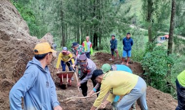 Aksi-Cepat-Tanggap-Polisi-bersama-TNI-dan-BPBD-Tangani-Tanah-Longsor-di-Probolinggo