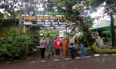 Warga-Desa-Kepuh-Kiriman-Manfaatkan-Fasum-untuk-Ketahanan-Pangan,-Polsek-Waru-Beri-Pendampingan