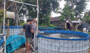Bhabinkamtibmas-Cek-Lahan-Budidaya-Ikan-Nila-di-Desa-Ploso-Dukung-Program-Ketahanan-Pangan-Nasional