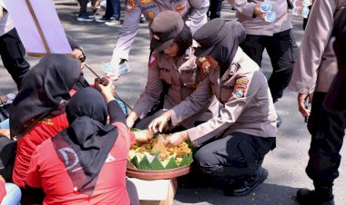 Polisi-Berbagi-Gorengan-Hingga-Bersihkan-Sampah-Usai-Aksi-Mayday-di-Kota-Malang,-Netizen:-Ini-Baru-Humanis