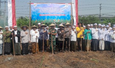Polsek-Krian-dan-Forkopimka-Tanam-Jagung-Bersama-Santri-di-Pondok-Pesantren-Darul-Falah
