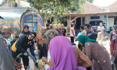 Polri-Untuk-Masyarakat-:-Polisi-Datangkan-Dua-Tangki-Air-Bersih-untuk-Warga-Kenduruhan-Pasuruan