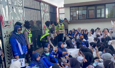 Aksi-Humanis:-Polwan-Bojonegoro-Berbagi-Air-Mineral-kepada-Massa-Unjuk-Rasa