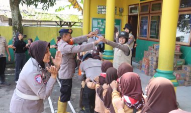 Polisi-Gelar-Trauma-Healing-dan-Berbagi-Snack-untuk-Pelajar-Terdampak-Erupsi-Gunung-Semeru