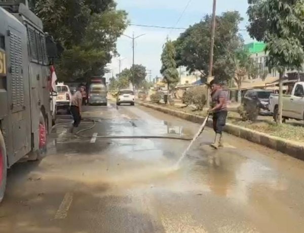 Minimalisir Debu Pasca Banjir, Polri Lakukan Pembersihan dan Penyiraman Jalan Protokol Aceh Tamiang