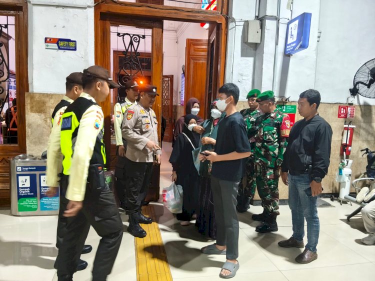 Sambut Libur Nataru, Sinergitas TNI-Polri Pastikan Keamanan Stasiun Kereta Api